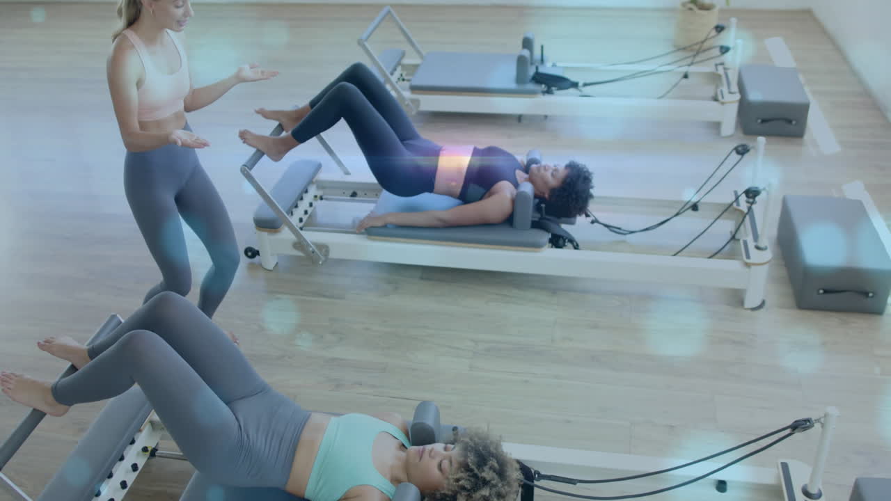 Animação de treino de fitness sobre mulheres exercitando-se em máquinas de Pilates reformer