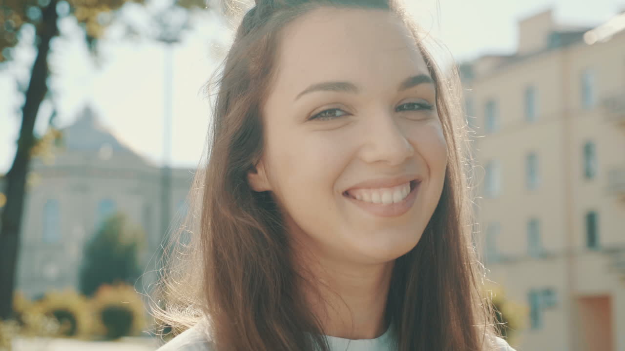 mujer sonriente en el parque de la ciudad
