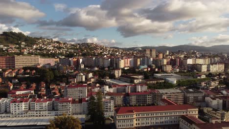 Imágenes-Aéreas-Vigo-Galicia-Norte-De-España-Ciudad-Drone-Volar-Sobre-Distrito-Residencial-Con-Paisaje-Urbano-Tarde-Nublada