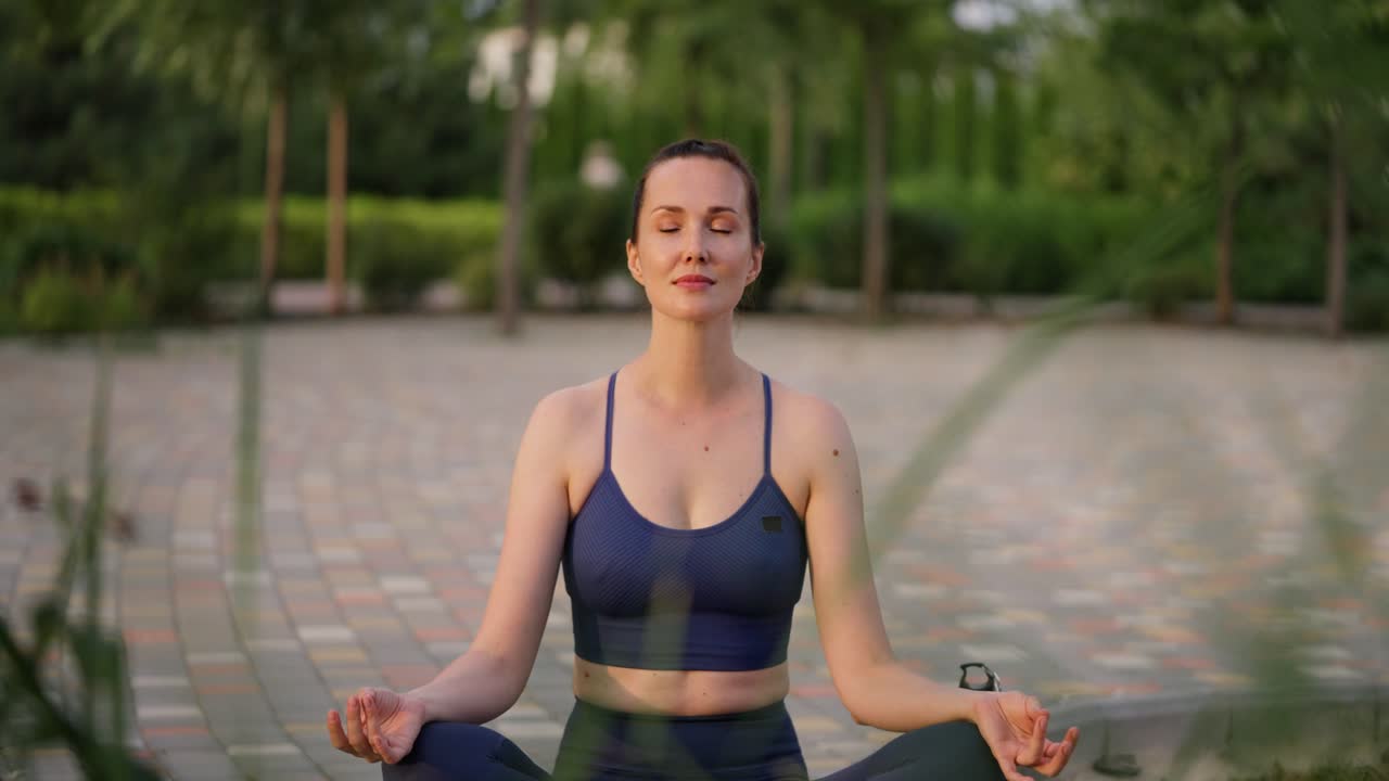 mujer meditando en un parque