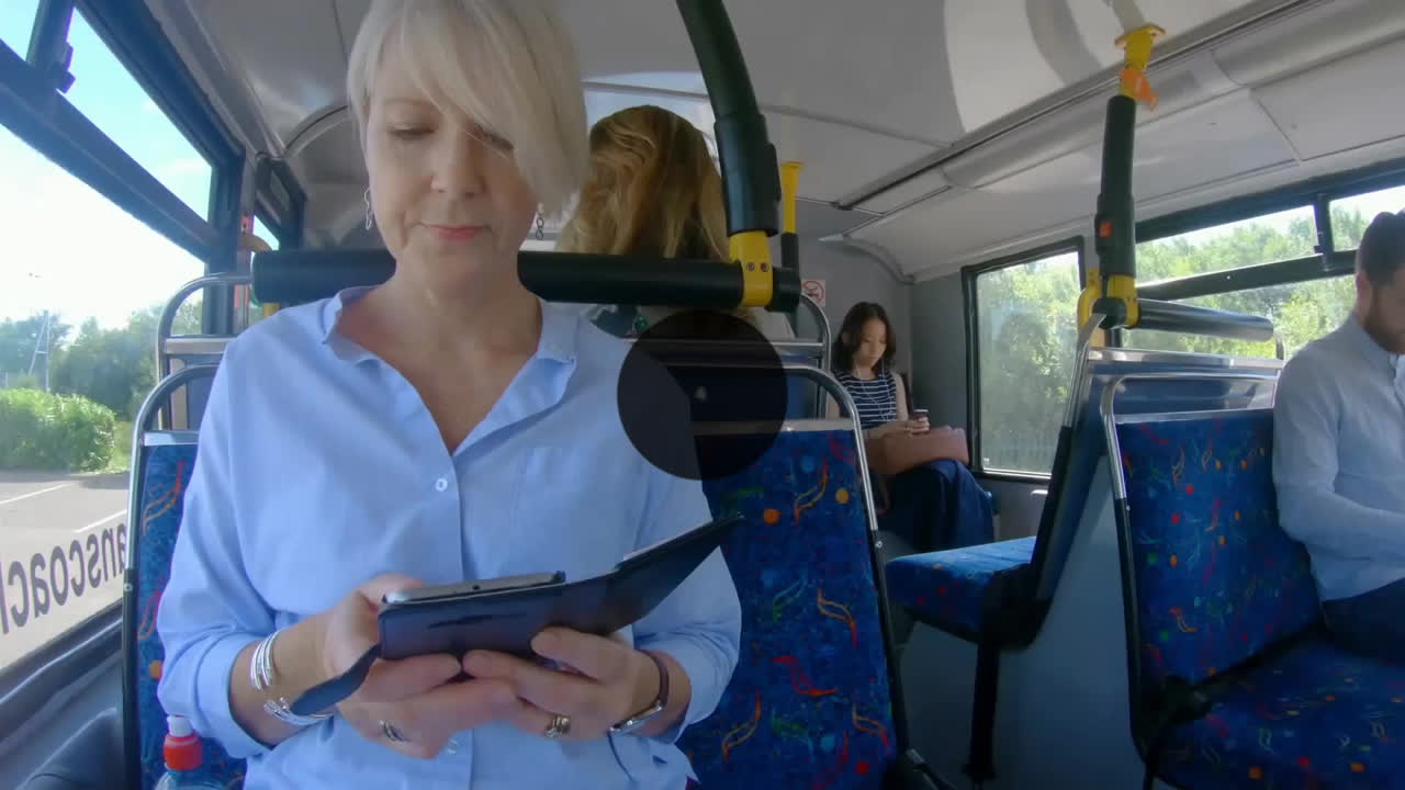 animación de la red de conexiones con íconos sobre diversas personas de negocios en el tren