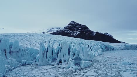 glaciar en el mar en las tierras altas en un día de invierno