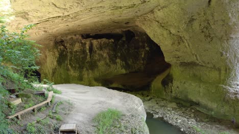 un destino turístico cerca de vratsa en bulgaria, frecuentado por su importancia histórica y un sitio espeleológico por sus formaciones rocosas naturales y arroyos subterráneos en la cueva del puente de los dioses.