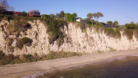 4K-Luftaufnahmen-Von-Klippen-In-Malibu,-Kalifornien,-In-Der-Nähe-Von-Dume-Point-Mit-Villen-An-Einem-Sonnigen-Tag