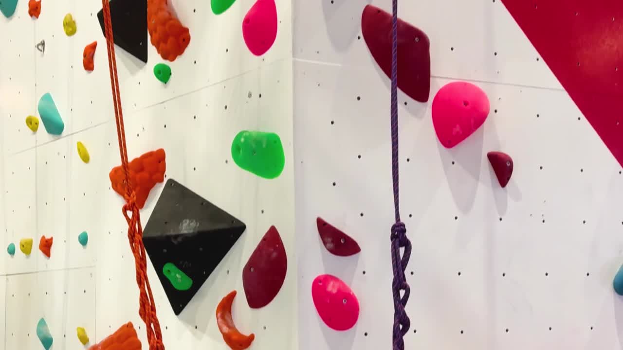 다채로운 손잡이를 가진 실내 등반 벽