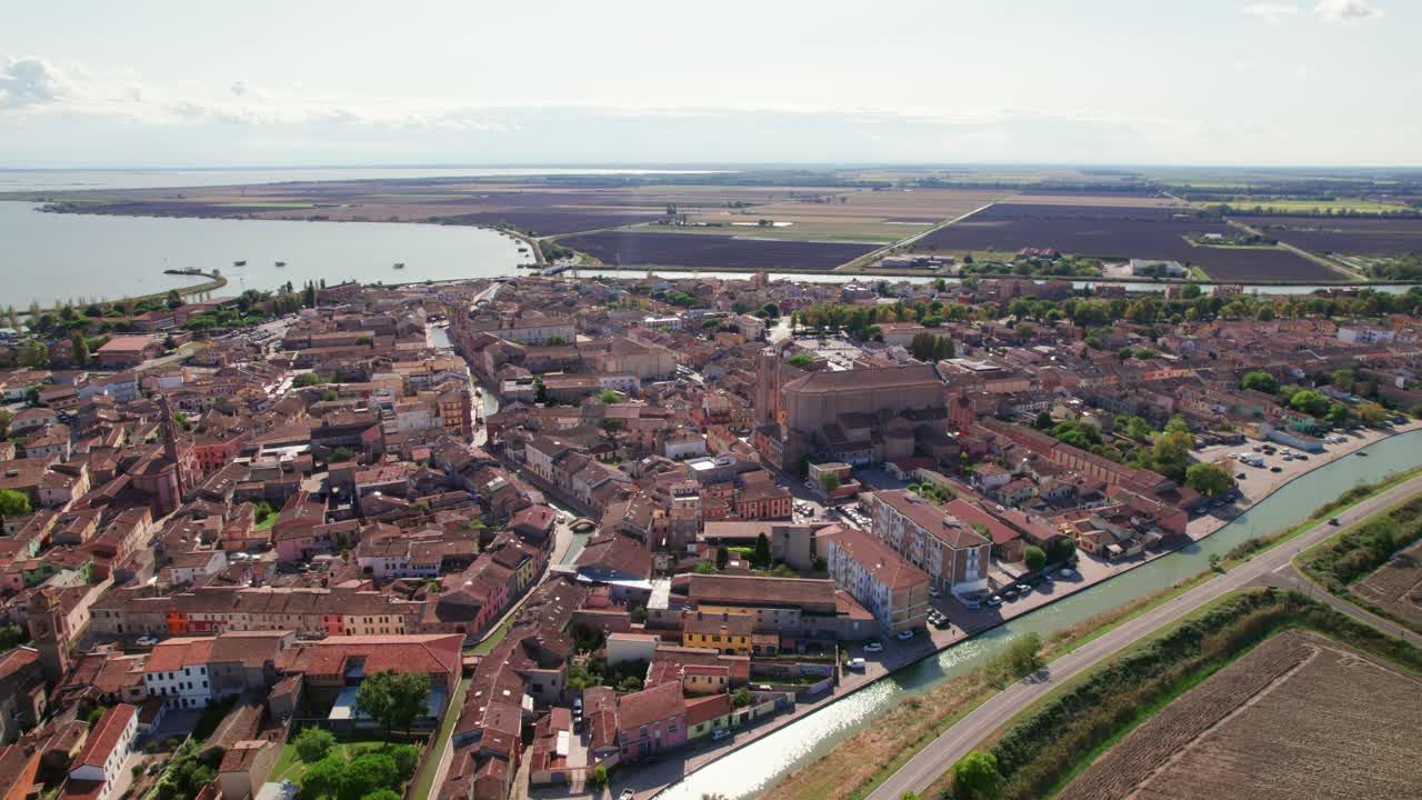 comacchio, italia, avión no tripulado baja en órbita vista de la infraestructura urbana, pequeña ciudad italiana, tiempo soleado
