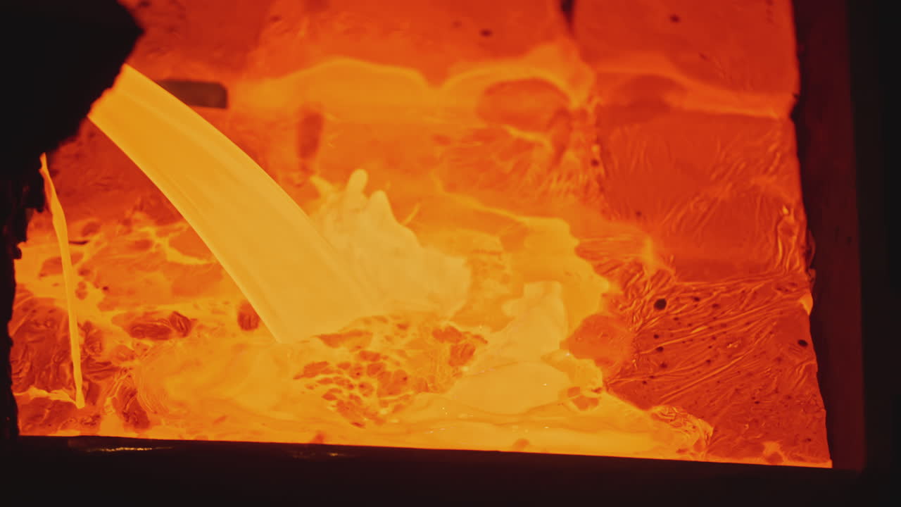 녹은 금속을 주조 모형에 부어 넣는 것