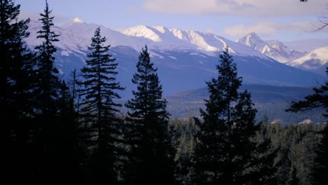 Luftaufnahme-Der-Mit-Weißem-Schnee-Bedeckten-Kanadischen-Rocky-Mountains-In-Vancouver,-Britisch-Kolumbien,-Kanada