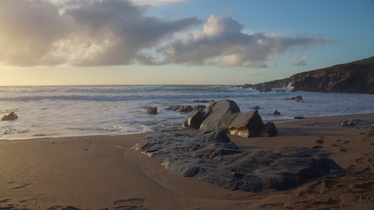 paisaje de puesta de sol en little fistral beach en newquay, inglaterra - tiro estático