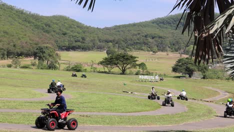 grupo de personas montando atv en un paisaje pintoresco