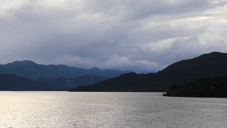 Nublado-De-Nubes-Con-Paisaje-Escénico-De-Montañas-A-Través-Del-Embalse-En-El-Parque-Nacional-Kaeng-Krachan-En-Tailandia