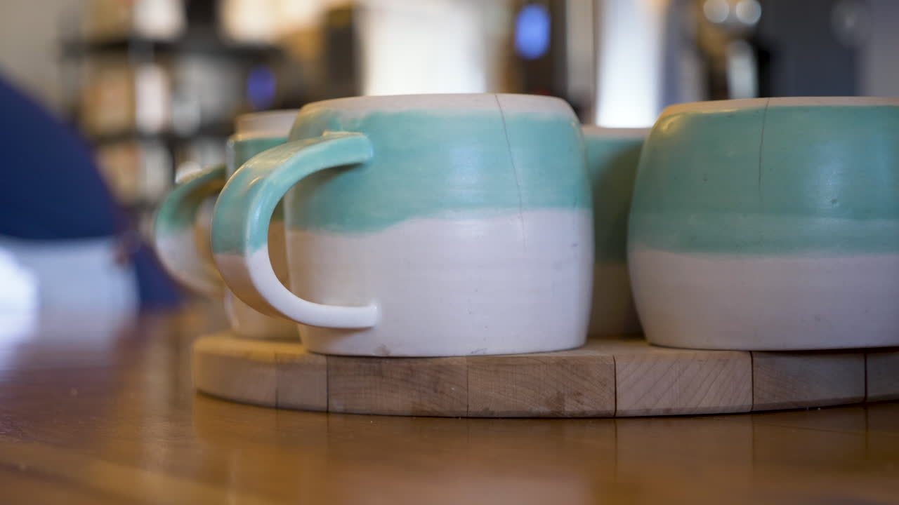 tazas hechas a mano en un acogedor café