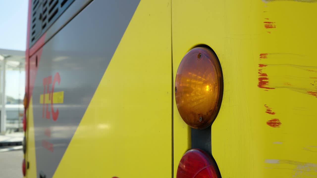 indicador de señal del autobús parpadeando mientras las personas suben al vehículo en la plataforma del autobús - de cerca