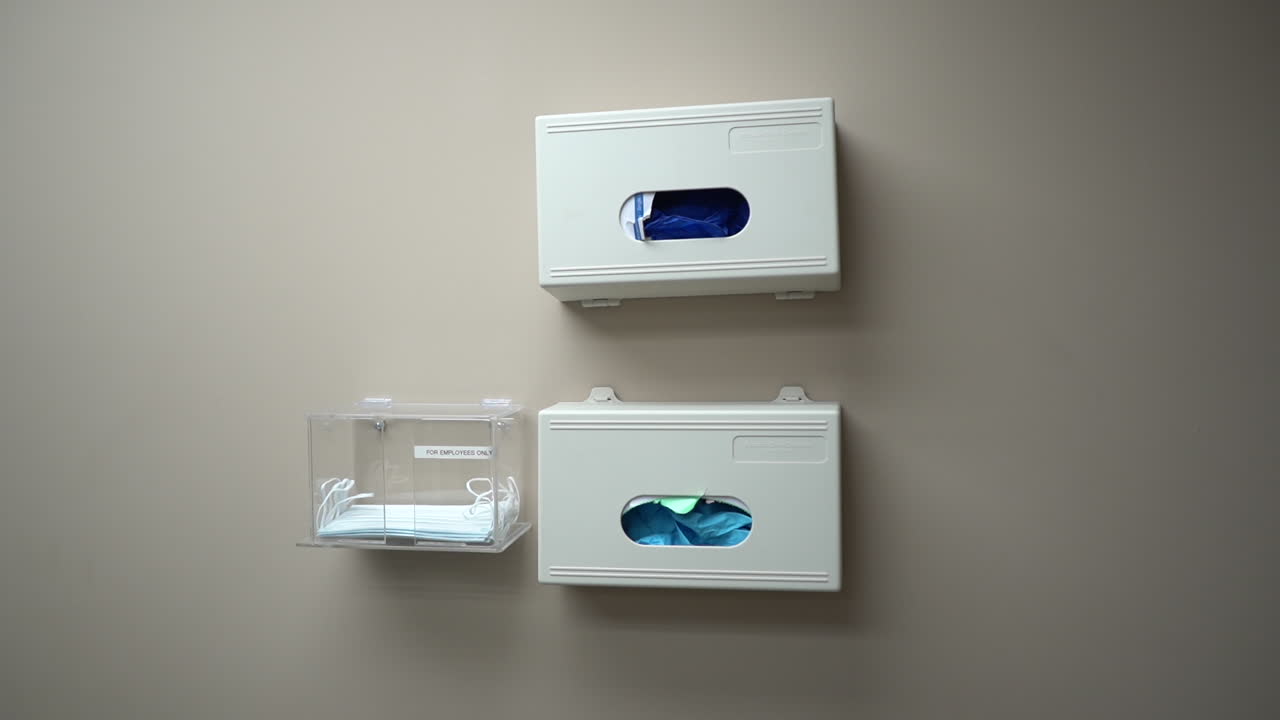 guantes de látex azul en una sala de operaciones dentales para la esterilización