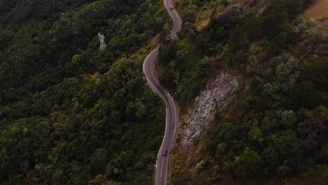 peligroso camino con curvas que conduce a las tierras altas