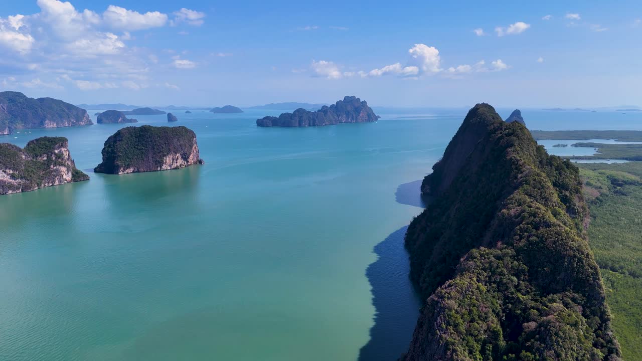 Cảnh quay flycam ghi lại những khung cảnh trên không tuyệt đẹp của các đảo đá vôi Vịnh Phang Nga dưới bầu trời xanh trong vắt và làn nước màu ngọc lam rực rỡ.