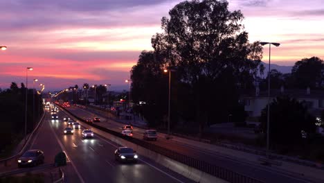 vista de la puesta de sol de 4k de autos conduciendo por una carretera concurrida en marbella españa, vista panorámica de las carreteras españolas