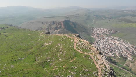 vista aérea sobre el pico del monte arbel, con vistas a la aldea hamaam, en israel - levantamiento, disparo de drones