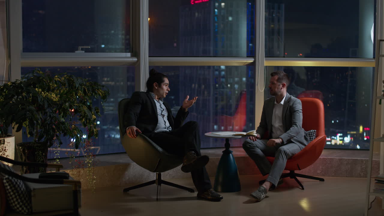 reunión de negocios por la noche