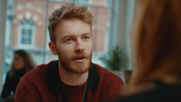 Una conversazione profonda: Espressioni coinvolgenti di un giovane in un accogliente caffè, catturate in due inquadrature, che mostrano connessione e introspezione.