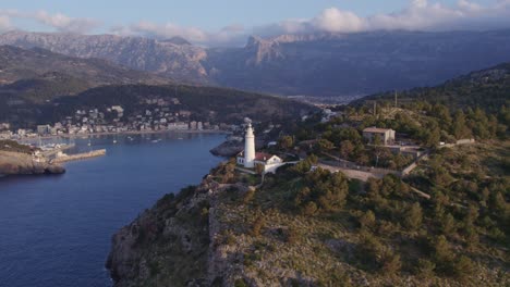 Weitwinkelaufnahme-Von-Port-De-Sóller-Auf-Mallorca-Mit-Far-Des-Cap-Gros-Bei-Sonnenuntergang,-Luftaufnahme