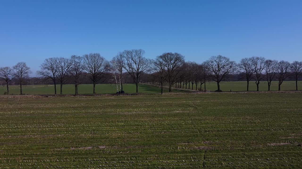 자동차가 스카이라인을 가로지른다