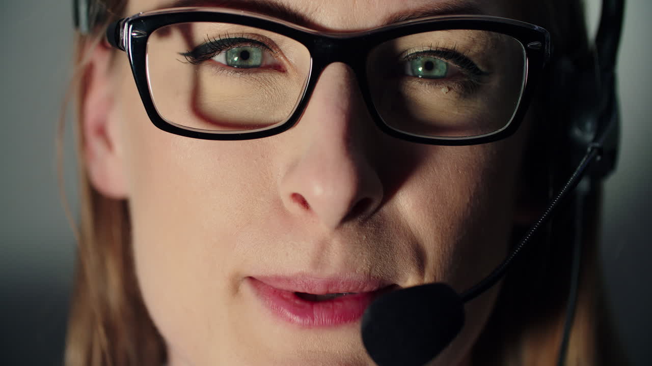 kvindelig teknisk støtteoperatør med headset