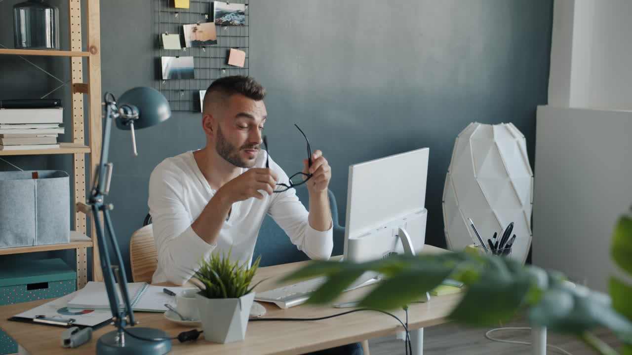 Persona che lavora al computer