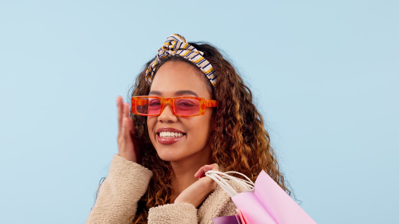 gafas de sol, cara o mujer feliz con bolsa de compras