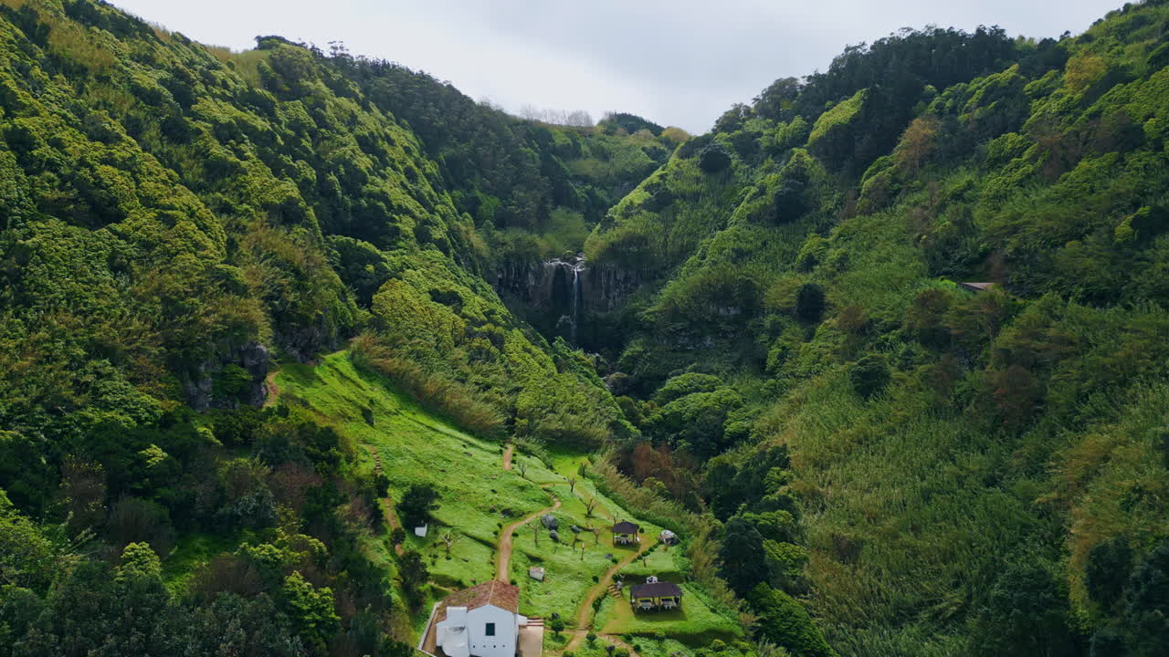 bosque aéreo naturaleza verde con una enorme cascada. verdes colinas exuberantes día de verano