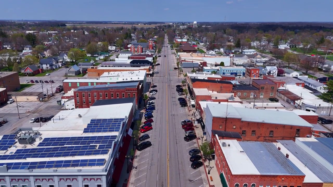 Flygvy över centrala Upper Sandusky, Ohio, som visar småstadsliv och lokalt amerikanskt liv.