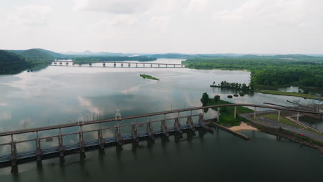 Puente-De-La-Gran-Presa-Y-Puente-Peatonal-Más-Largo-En-Cook&#39;s-Landing-Park,-North-Little-Rock,-Arkansas,-EE.UU.