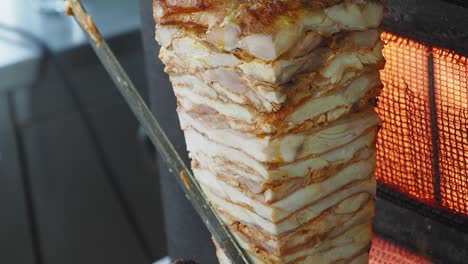 se está preparando shawarma de pollo.
