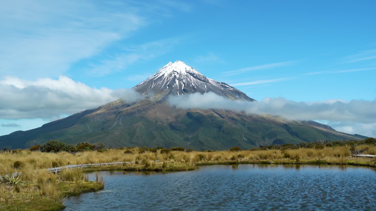 Pouakai Göletleri üzerinden ikonik Taranaki Yanardağı stratovolkanının zaman atlamalı görüntüsü.