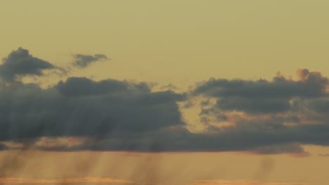 Dos-Pájaros-Volando-A-Través-De-Un-Enorme-Paisaje-De-Nubes,-Cielo-Naranja-Y-Verde-Azulado,-Puesta-De-Sol,-Australia,-Gippsland,-Victoria,-Maffra