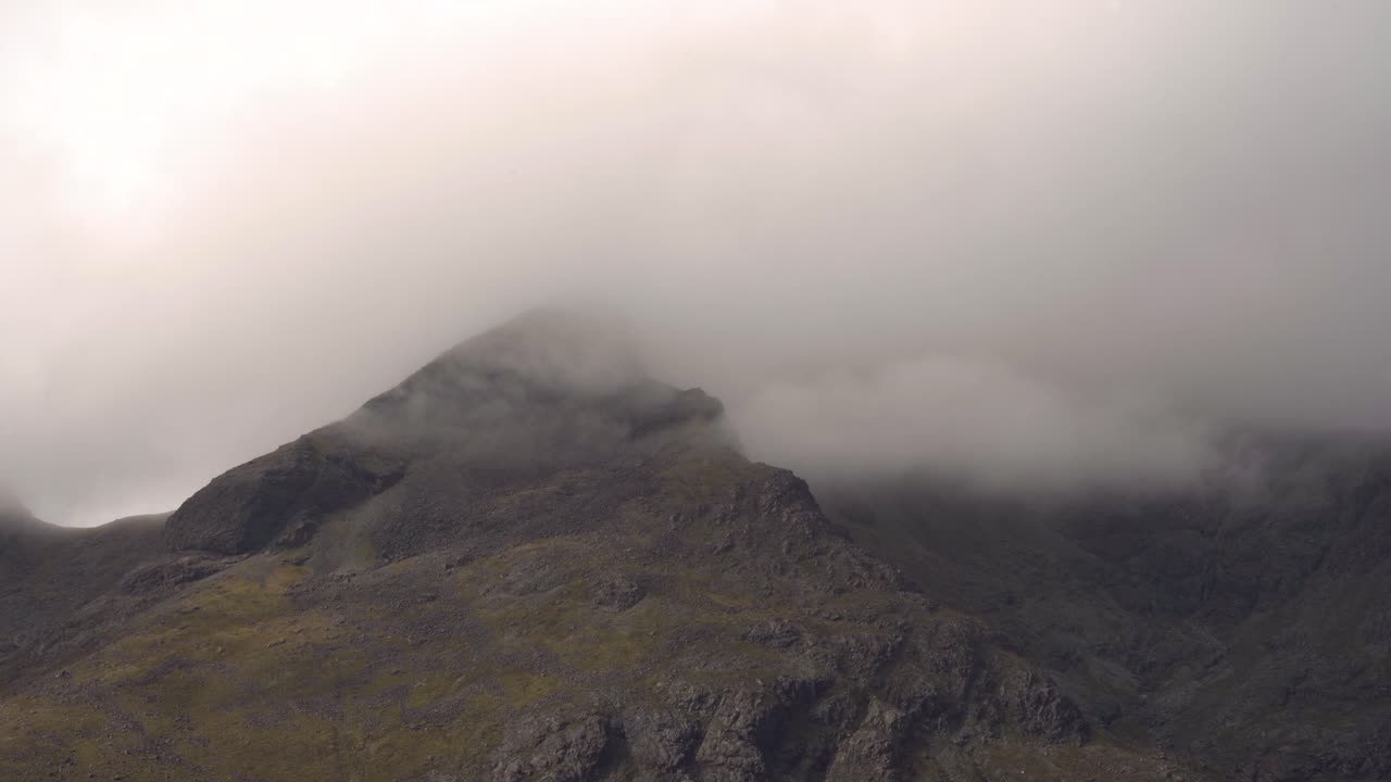 mirando hacia las montañas brumosas malhumoradas en la isla de skye