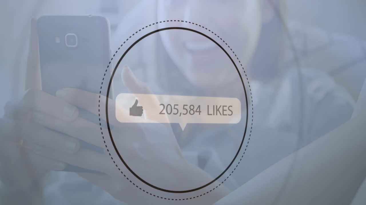 엄지손가락을 올린 아이콘과 스마트폰을 사용하는 여성에 대한 증가하는 숫자의 연설 거품