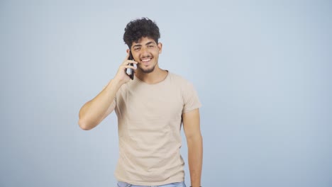 Glücklicher-Sprechender-Mann-Am-Telefon.