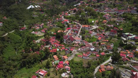 Sobrevuelo-Frente-Al-Poblado-De-Colonia-Tovar,-Aragua,-Venezuela