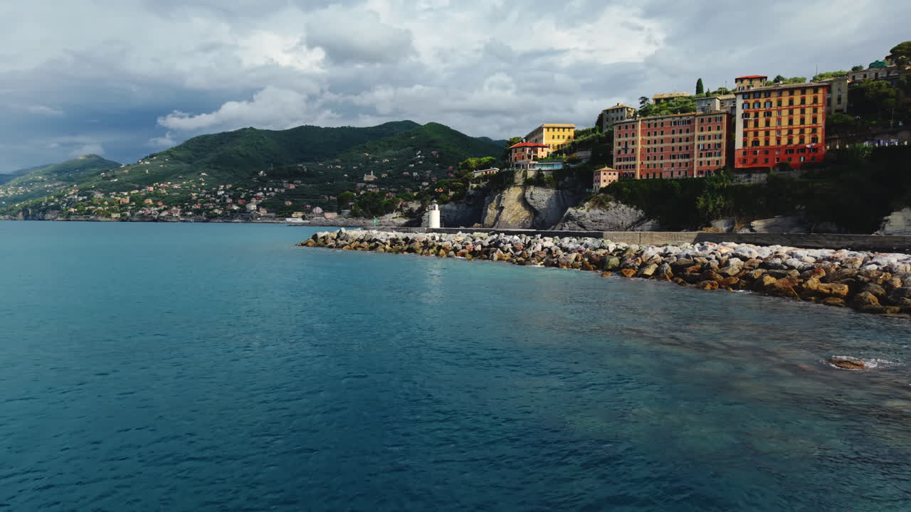 Vista aerea con drone dello storico lungomare di Camogli, edifici sul lungomare e Marina, Italia
