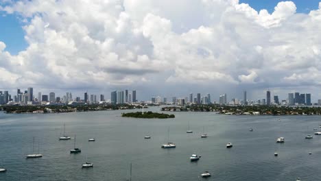 lapso de tiempo de barcos y yates en el puerto con el horizonte de miami, espacio de copia