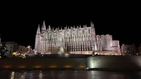 Catedral-De-Palma-De-Mallorca,-Vista-Nocturna-Hiperlapse-Caminando-De-Izquierda-A-Derecha-Con-Una-Espectacular-Iluminación-Nocturna