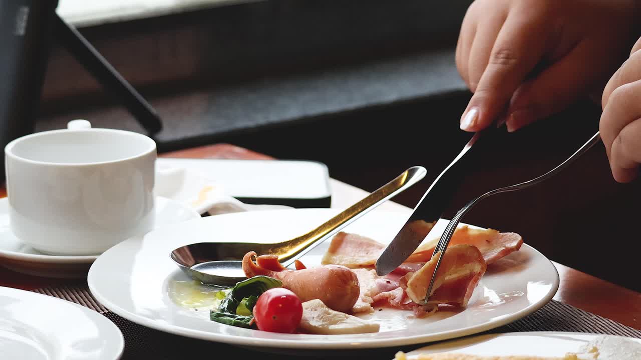 베트남 하노이에서 아침 식사 중에 베이컨을 잘라내는 모습