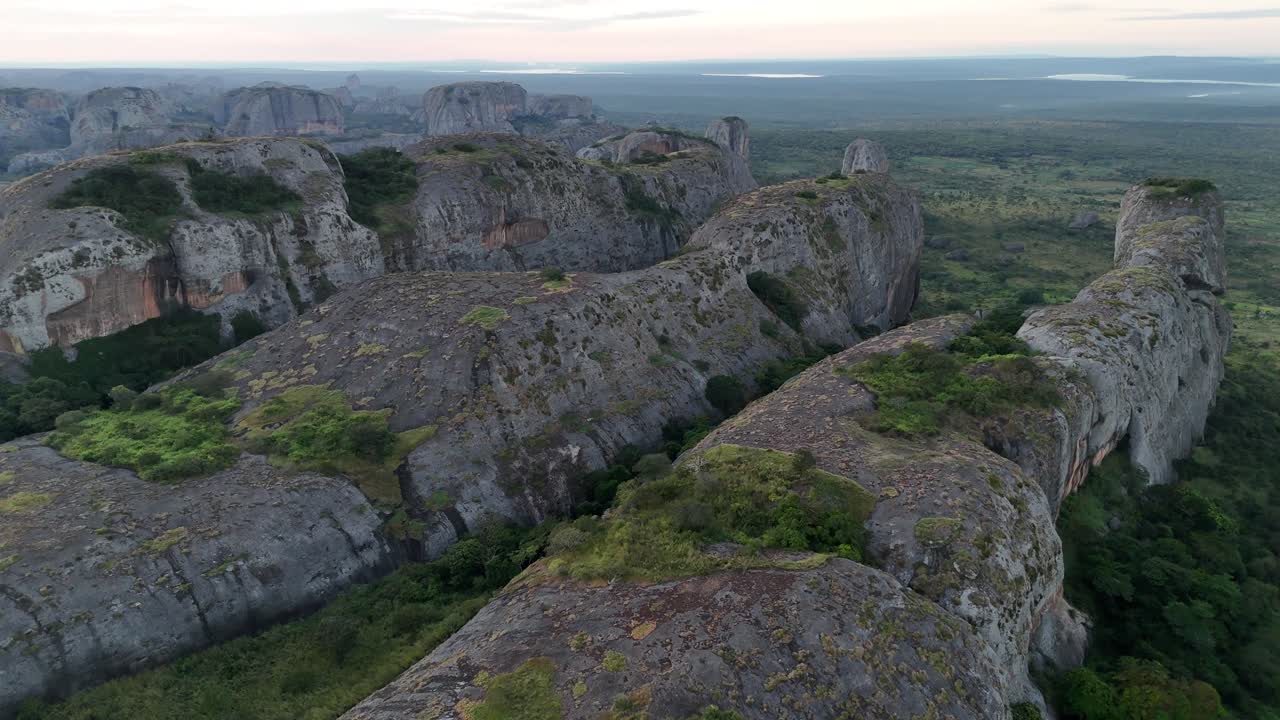 Dinamico viaggio aereo a bassa quota attraverso il sistema roccioso Pedras Negras de Pungo Andongo nella provincia di Malanje, Angola, Africa al tramonto