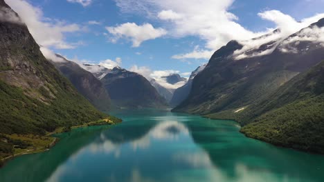 la hermosa naturaleza de noruega paisaje natural lago lovatnet.