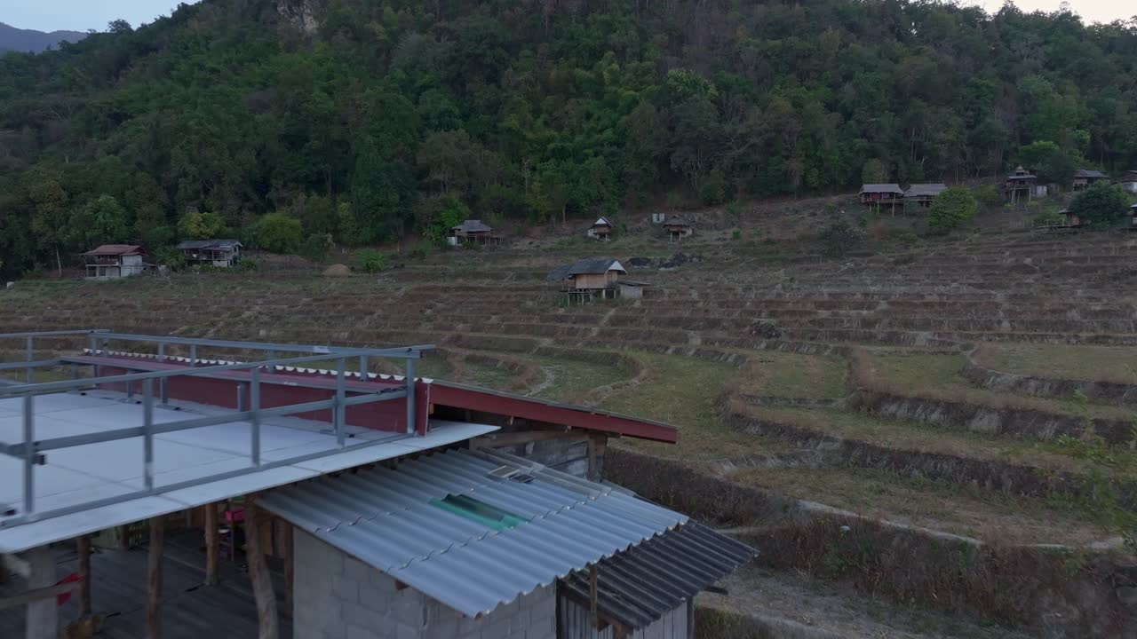 Flygfoto över tomma risfält och dimmiga kullar i gryningen, Thailand