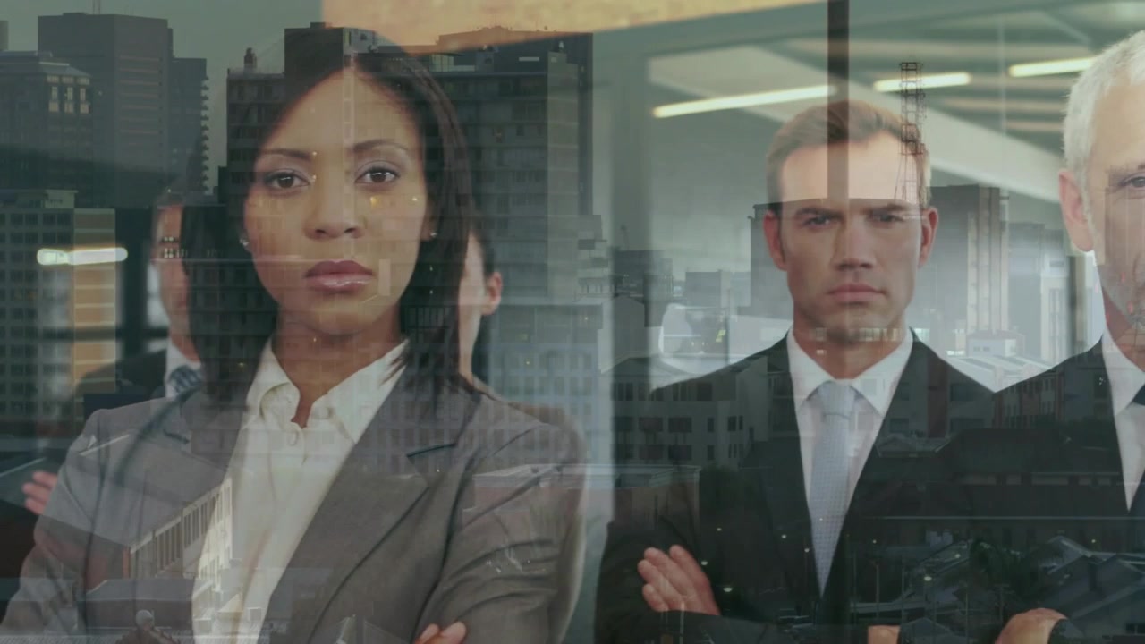 Telecamera che si sposta a sinistra rivelando una donna al centro, con il team ai lati, e un vetro che riflette la leadership aziendale.