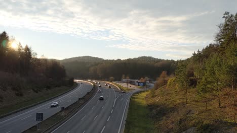 Vista-Desde-Un-Puente-Hasta-La-Autopista-Alemana-Con-Muchos-Autos-Pasando