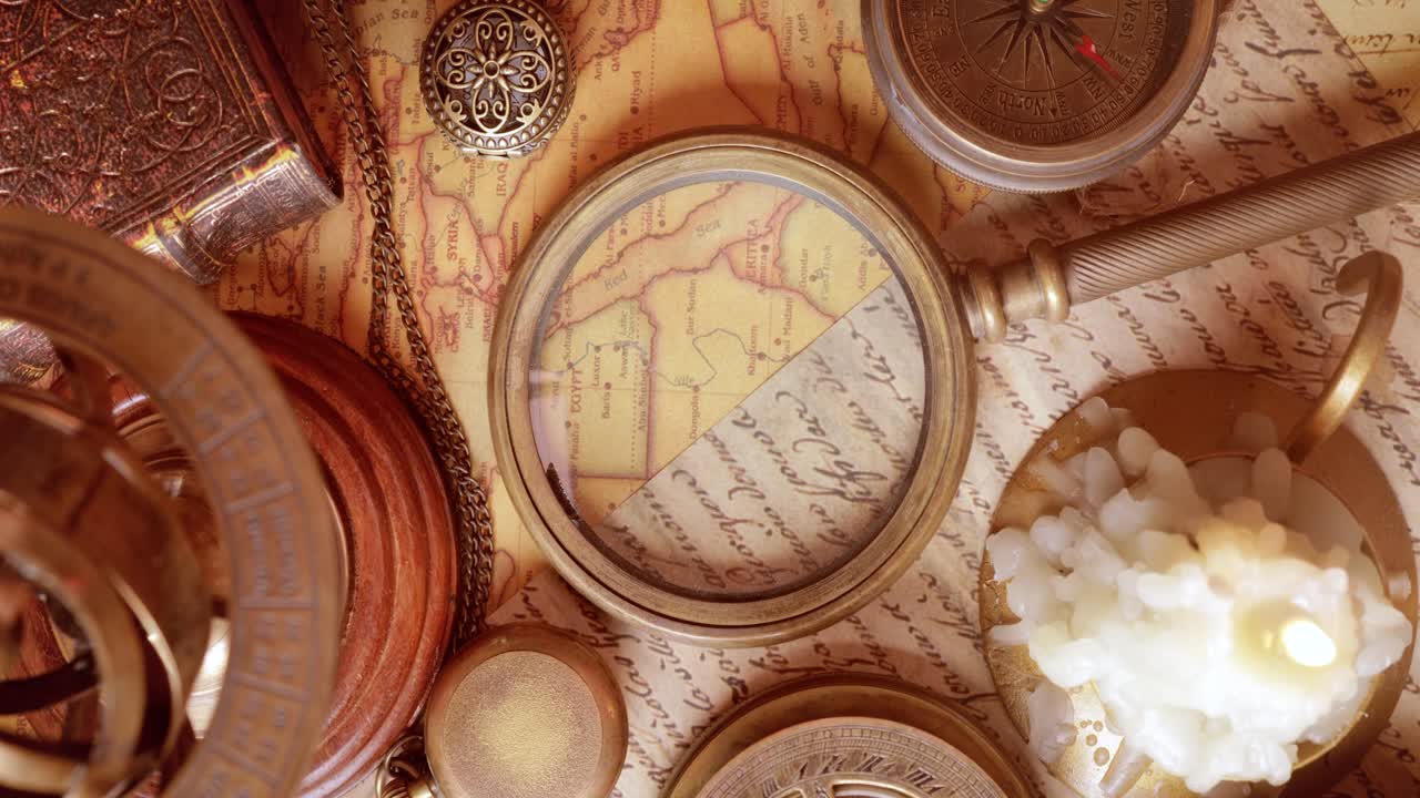 viajes y aventuras de estilo vintage. vintage vieja brújula y otros artículos vintage en la mesa.