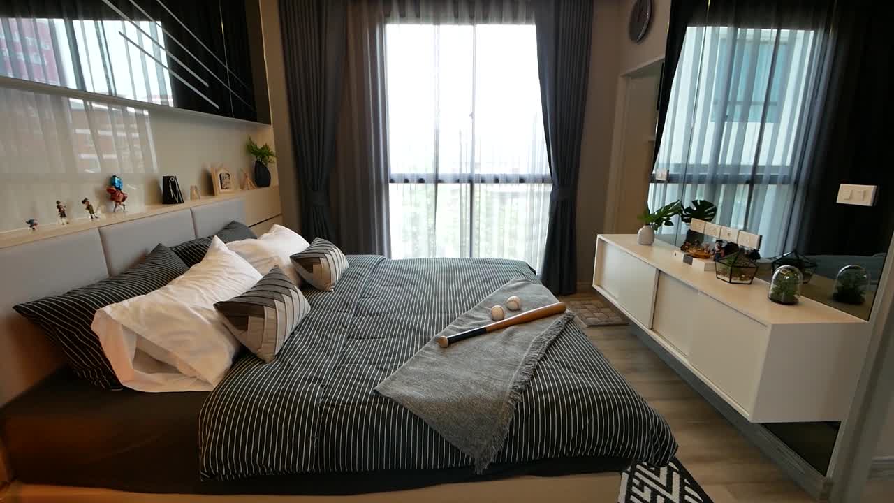 흑백 담요, 킹 사이즈 침대, 사람 없음, 패닝을 갖춘 현대적인 침실 인테리어 디자인